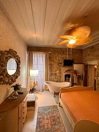 Honeymoon Suite