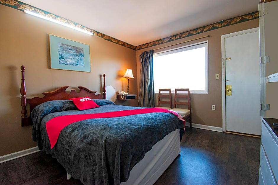 OYO Hotel Calhoun, GA I-75