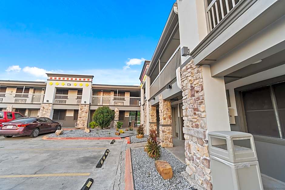 Super 8 by Wyndham McAllen/Downtown
