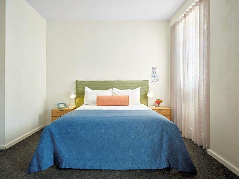 Baileys Parkside Motel by VetroBlu
