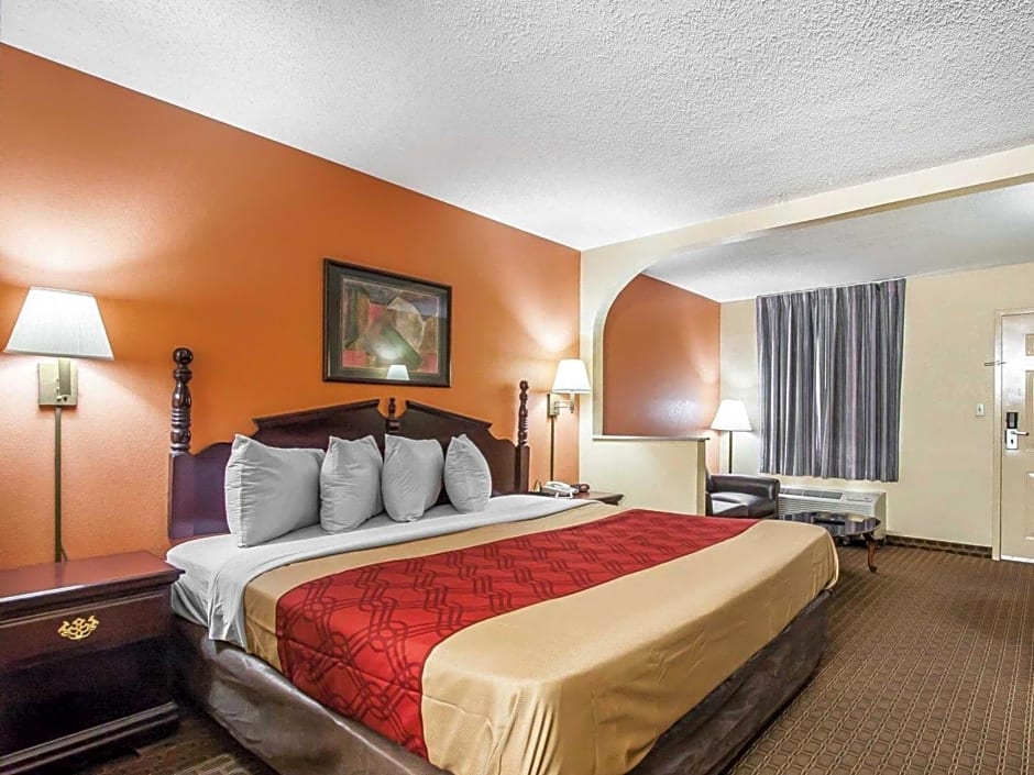 Econo Lodge Inn & Suites Tuscaloosa I-20