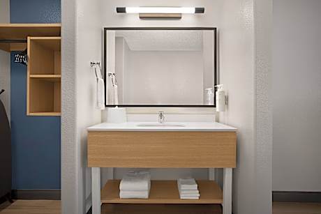 2 Queen Mobilty/Hearing Accessible Ri Shower