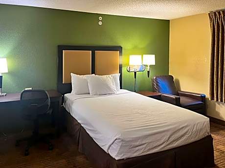 1 Queen Bed | Non-Smoking, Kitchen