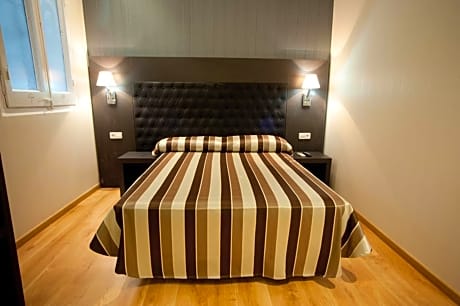 Double Room with Shared Bathroom and Extra Bed