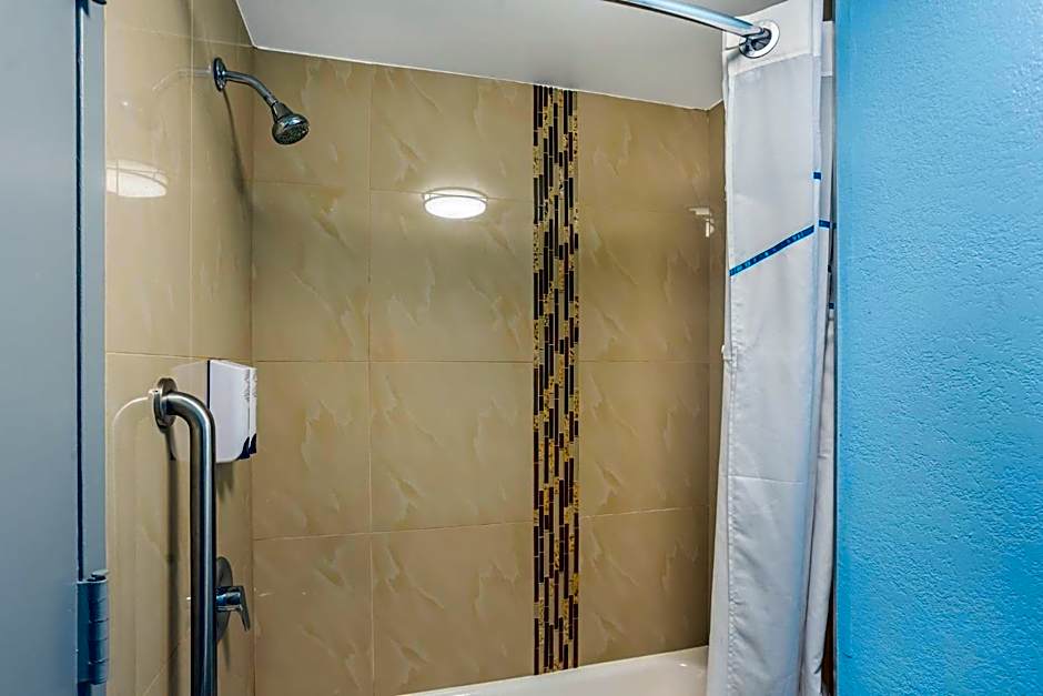 HomeTowne Studios by Red Roof Lancaster