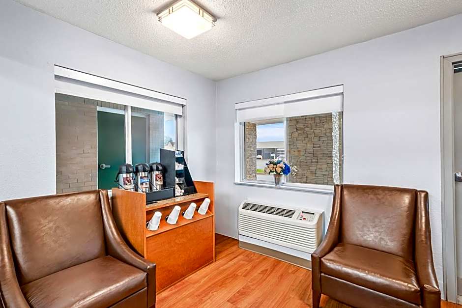 HomeTowne Studios Detroit - Livonia