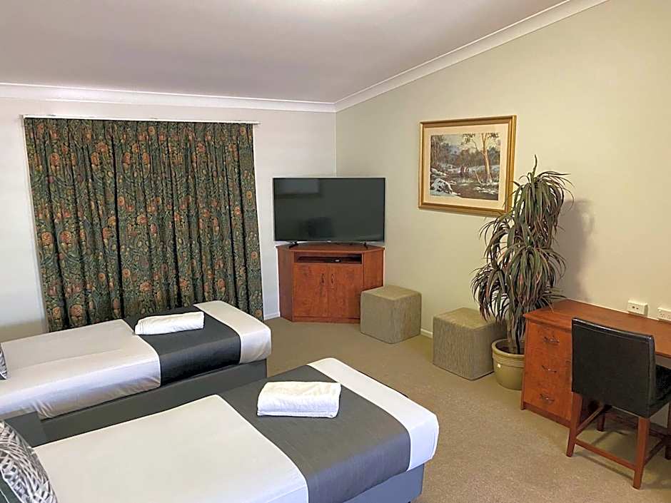 Emerald Explorers Inn