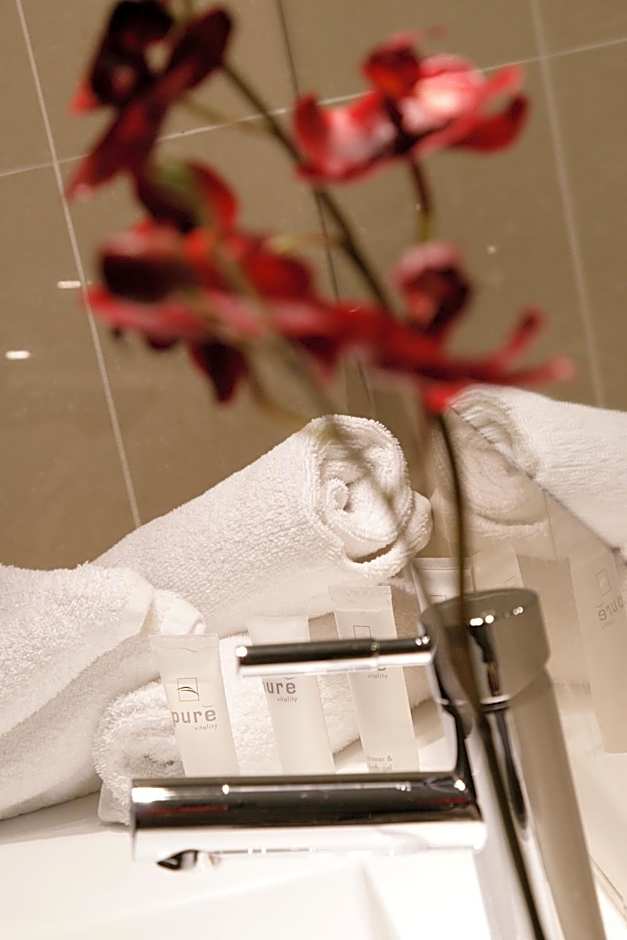 Carlyle Suites & Apartments