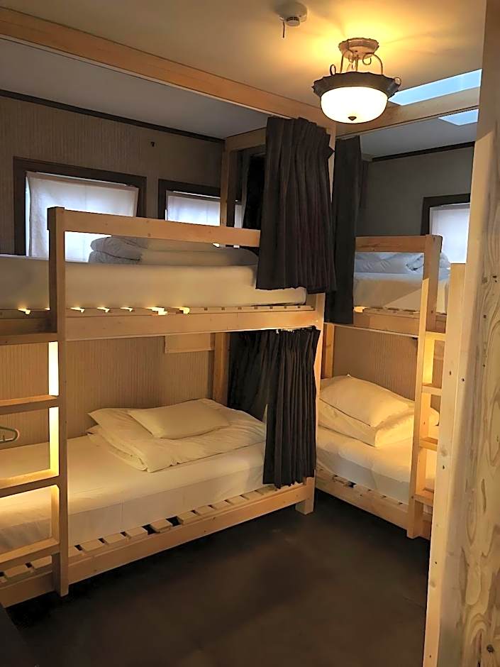 Iza Kamakura Guest House And Bar