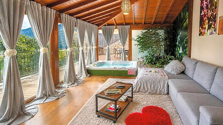 Casa Favo de Mel - Jacuzzi & Piscina - Refúgio na Montanha