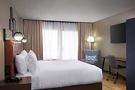 Large King Room with Urban View - Mobility and Hearing Accessible with Tub