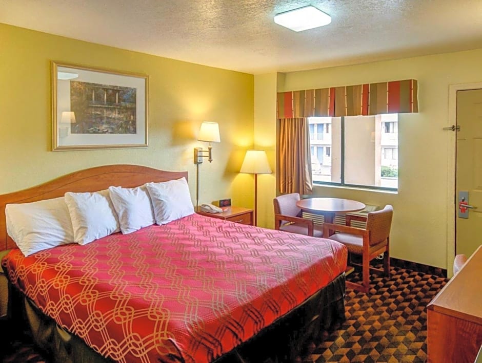 Econo Lodge East