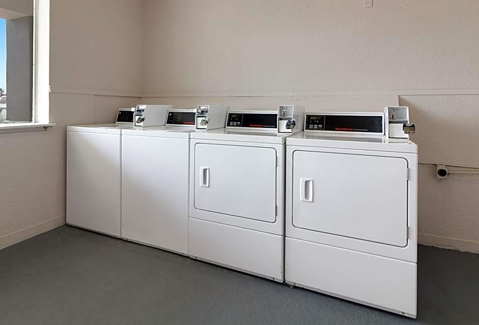 Red Roof PLUS+ Galveston - Beachfront