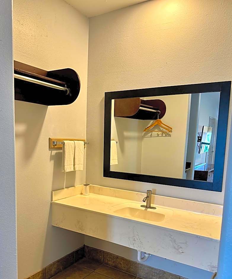 Texas Inn and Suites City Center at University Dr.