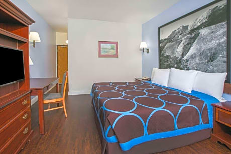 1 King Bed Smoking