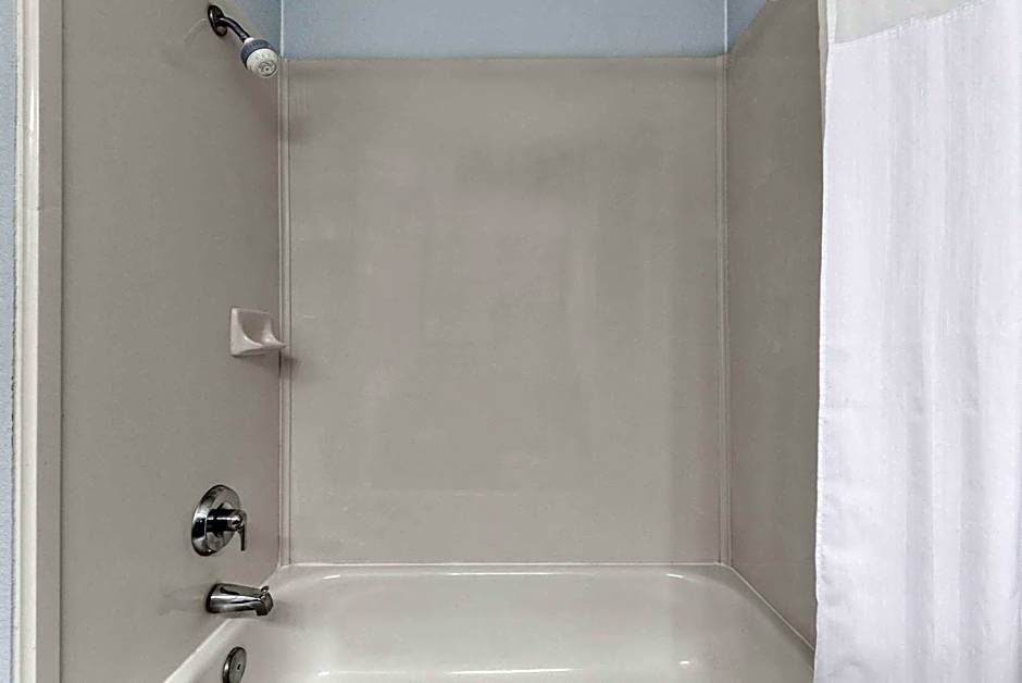 Days Inn & Suites by Wyndham Dallas