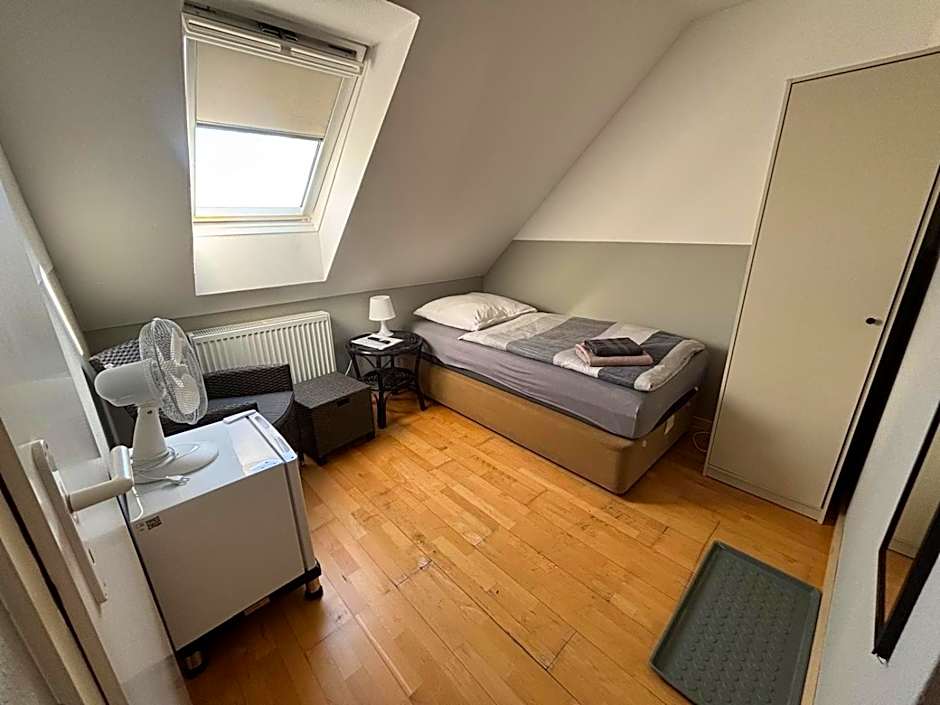 Zimmer-Bad-TV-Kühlschrank-14