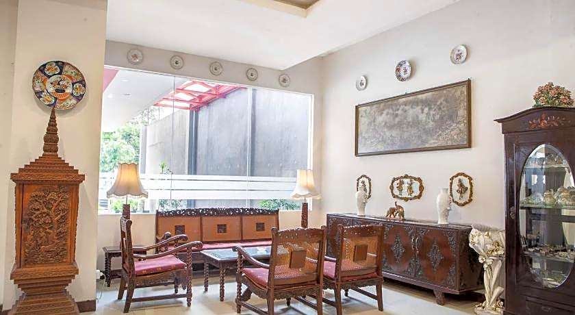 RedDoorz Near Trans Studio Mall 3