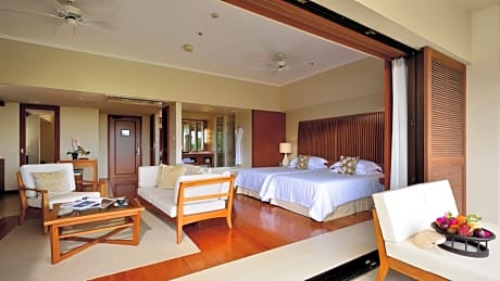 Deluxe Room with Lounge Access (Over 13 years old only)  - Lower Floor