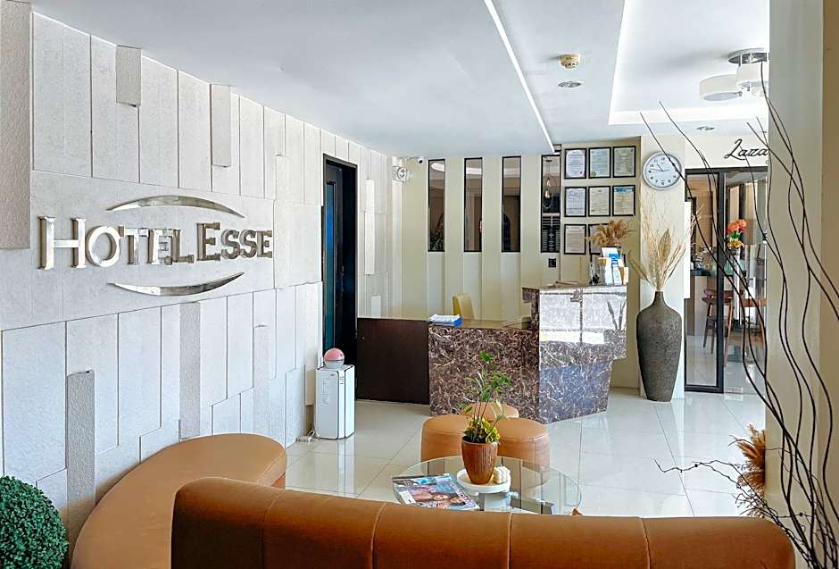 RedDoorz Plus @ Hotel Esse