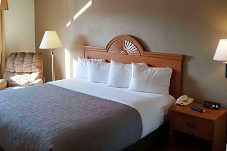 1 King Bed Suite Nonsmoking Accessible Upgrade