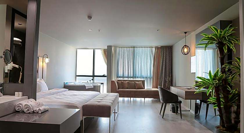 Pasaport Pier Hotel