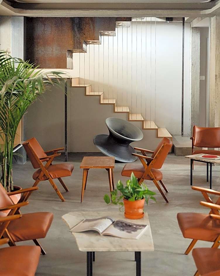 'RE-Dama Hostel
