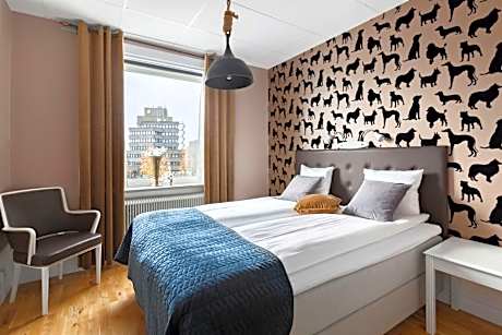 1 Queen Bed, Non-Smoking, Business Room, Free Internet, Full Breakfast