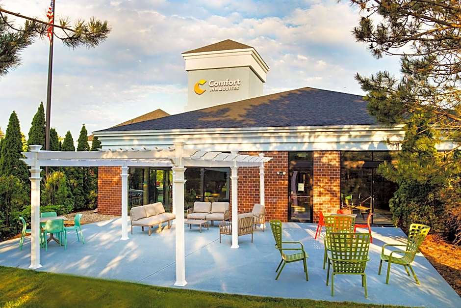 Comfort Inn & Suites NW Milwaukee