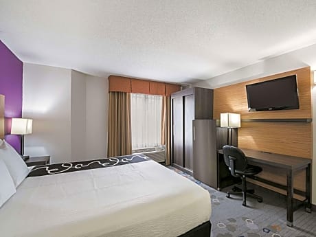 1 Queen Bed Mobility Accessible Room Non-Smoking