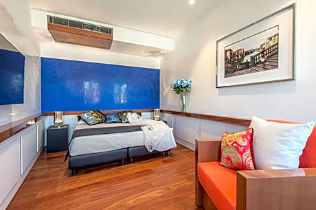 Deluxe One-Bedroom Apartment with View - no smoking