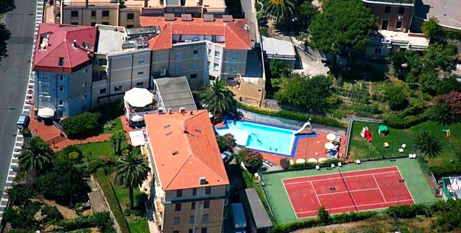 Hotel Riviera 3 Stelle con piscina estiva gratuita e garage a pagamento