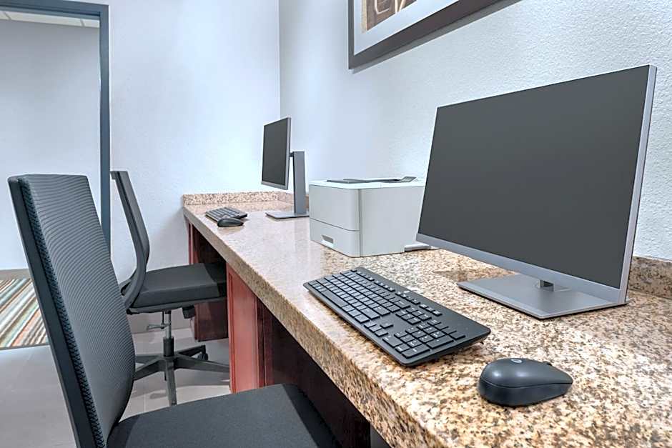 Country Inn & Suites by Radisson, Pella, IA