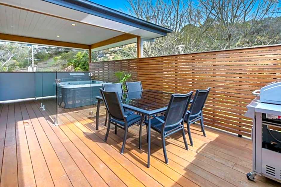 HALE KUPA Rye Beach House Spa Table Tennis