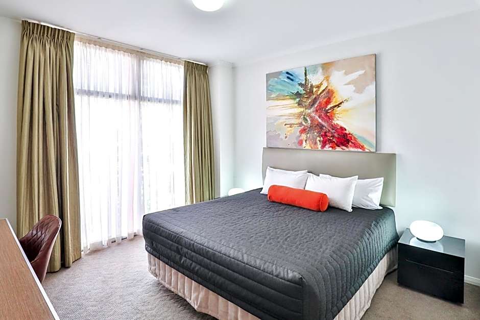 Indulge Apartments - Ontario