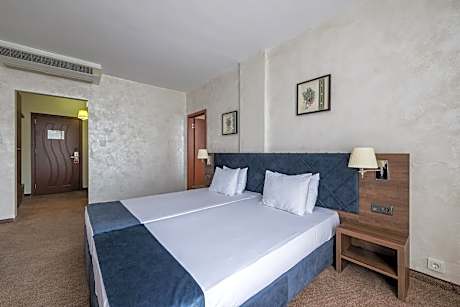 One-Bedroom Suite with Balcony and Sea View