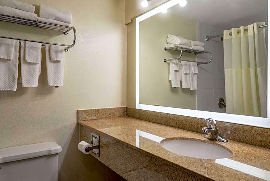 Quality Suites Milwaukee Airport