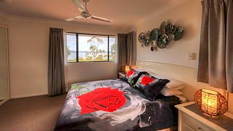 Deluxe One-Bedroom Apartment with Sea View