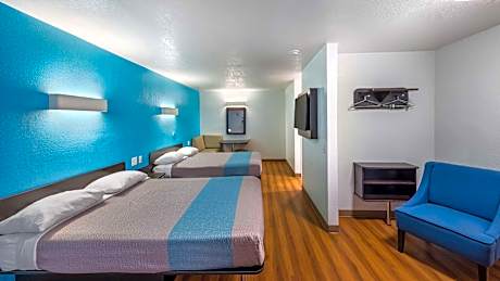 2 QUEEN BEDS | SMOKING, MICFRIDGE
