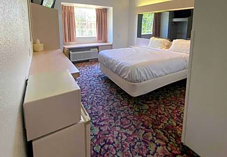 1 Queen Bed | Mobil Access Tub Nsmk Micfridg