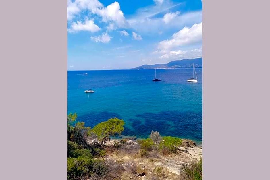 Charmant Mazet Haut de Gigaro, face à la pinède