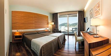 Double or Twin Room with Sea View