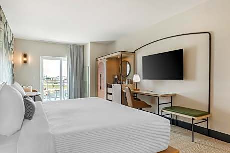 Executive King Suite with Balcony -Disability Access - Non-Smoking