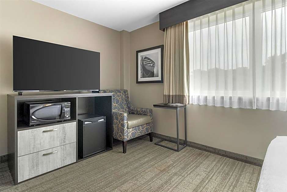 Best Western Plus Chocolate Lake Hotel