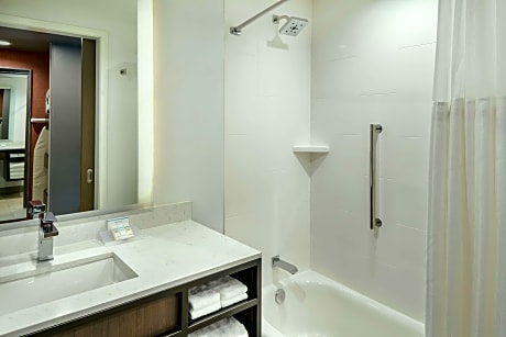 2 Queen Mobility/Hearing Accessible W/Bathtub