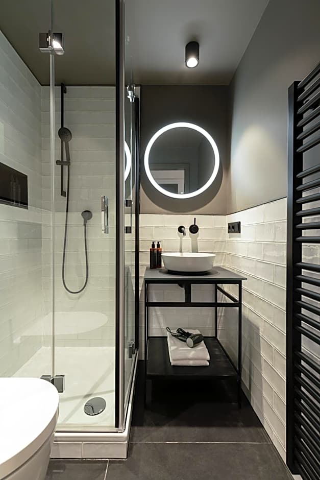 THE ADAMS - Self Check In Hotel