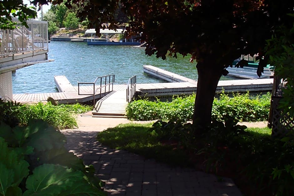 Boathouse Country Inn