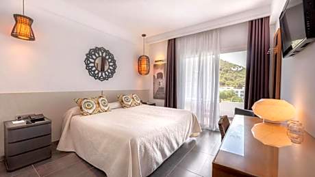 Deluxe Double Room with Beach View