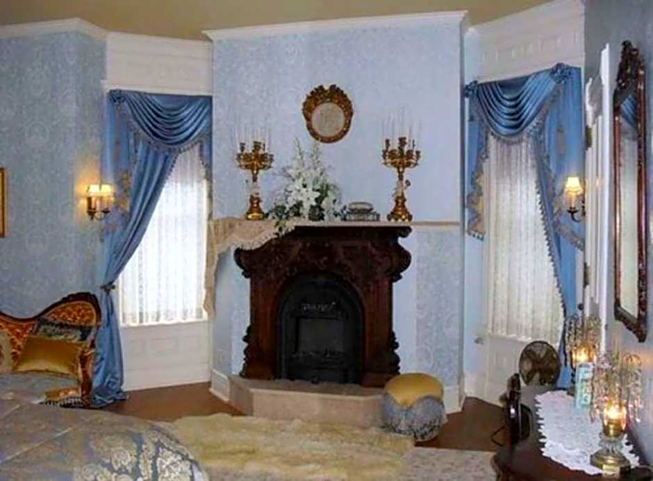 Alexander Mansion  Bed and Breakfast