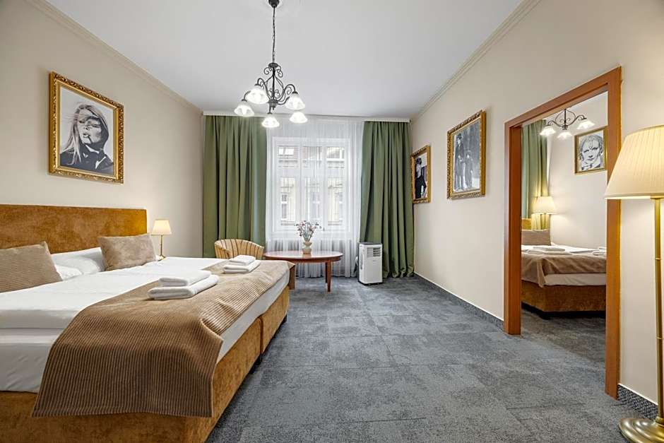 Hotel Reverie - Dependance, Check-in at Metropolitan Star